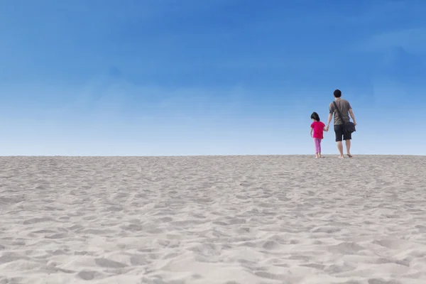 Dziewczyna z ojcem chodzić na pustyni — Zdjęcie stockowe
