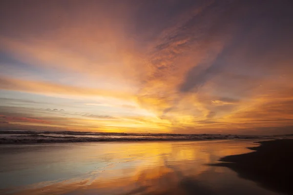 Paesaggio dorato del tramonto in spiaggia — Foto Stock