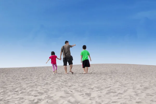 Gelukkige familie lopen op woestijn — Stockfoto