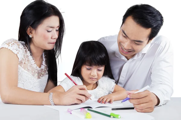 Pequeña colegiala aprender a escribir — Foto de Stock