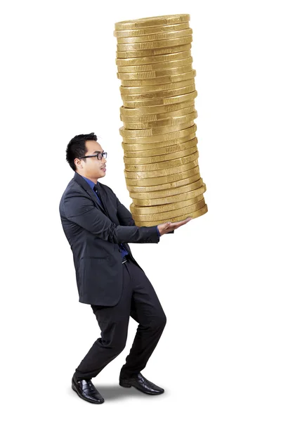 Banqueiro masculino carregando moedas de ouro — Fotografia de Stock