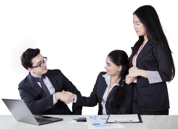 Maschio banchiere stringendo la mano con il cliente — Foto Stock