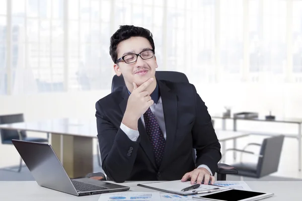 Mannelijke ondernemer dagdromen op tafel — Stockfoto