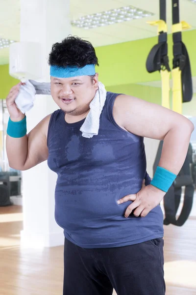 Obesity person wiping his sweat at gym — Stock Photo, Image