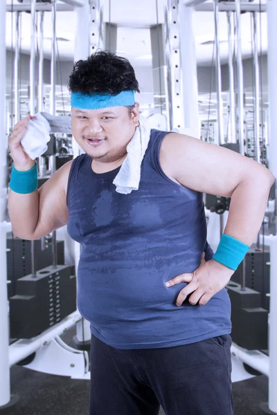 Overweight person cleaning sweat at gym — Stock Photo, Image