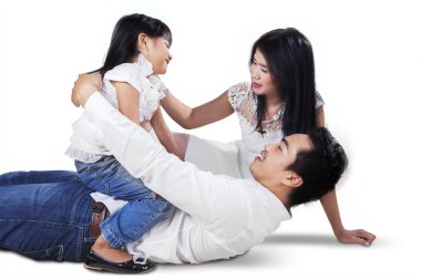 Oynak aile stüdyoda gülüyor