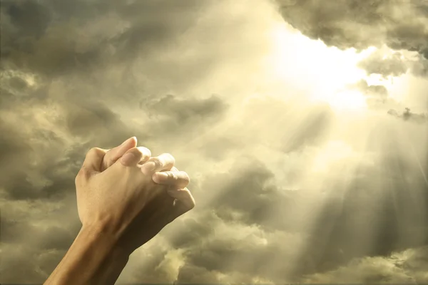 La prière leva les mains sur le ciel — Photo