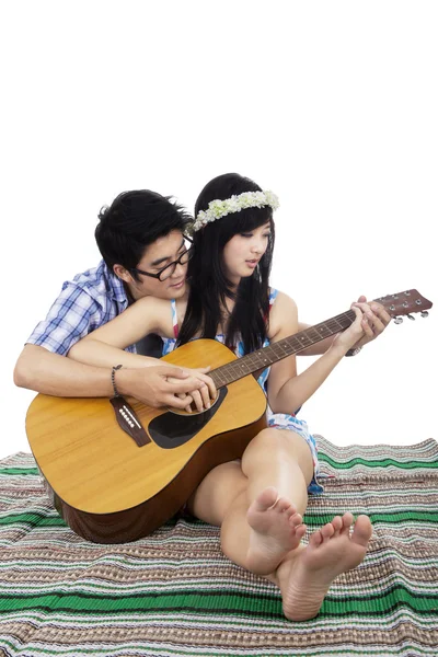 Casal romântico tocando guitarra no tapete — Fotografia de Stock