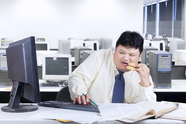 Verängstigter Arbeiter benutzt Computer im Büro — Stockfoto