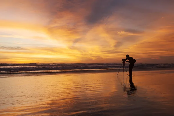 Silhouet van fotograaf op het strand — Stockfoto