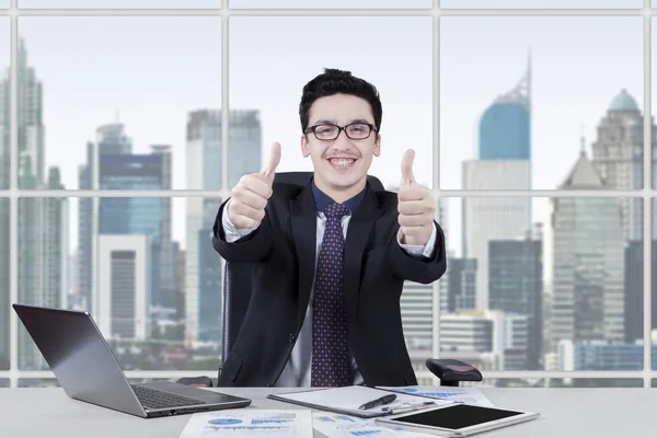 Succesvolle mannelijke manager geven duimen omhoog — Stockfoto