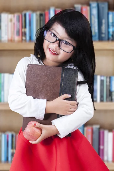 Söta kinesiska skolflicka i biblioteket — Stockfoto