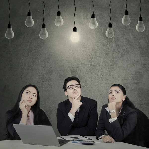 Drei Unternehmer finden die Lösung — Stockfoto