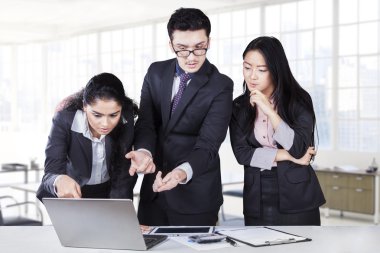 İş grubu toplantı içinde laptop ile