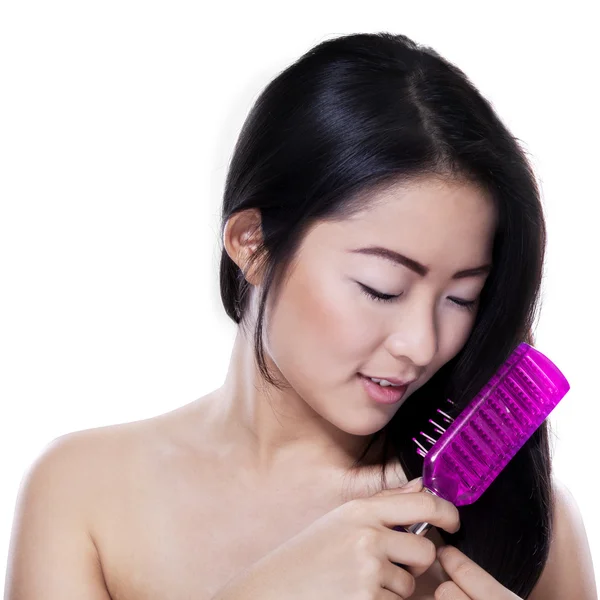 Ázsiai nő haját fésű — Stock Fotó