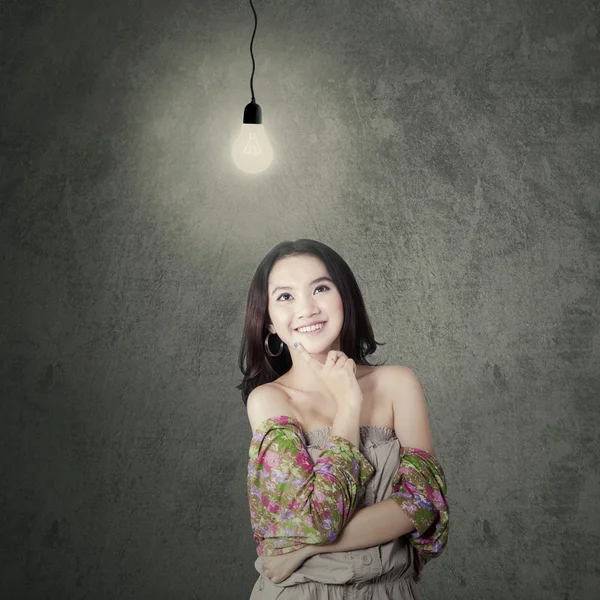 Attraente ragazza adolescente moderna sotto la lampada — Foto Stock
