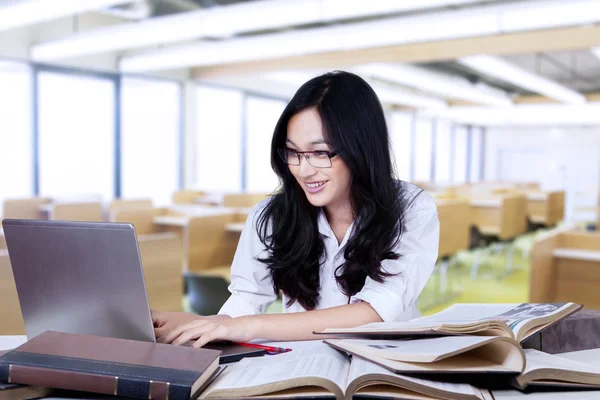 Attraente adolescente studentessa digitando sul computer portatile — Foto Stock