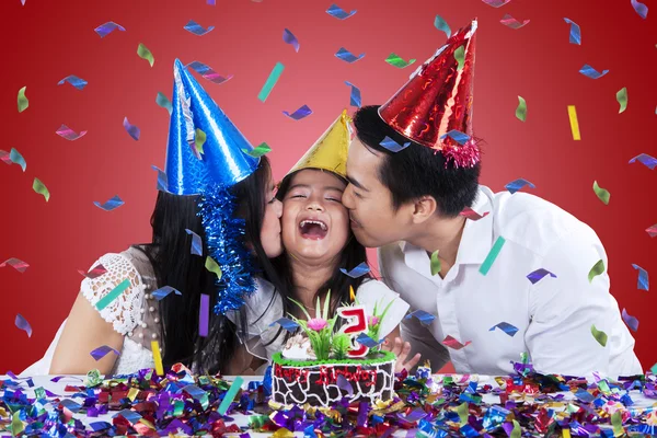 美しい家族の誕生日パーティーを祝う — ストック写真