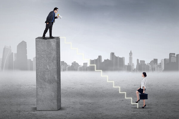 Бизнес-менеджер кричит своему партнеру
