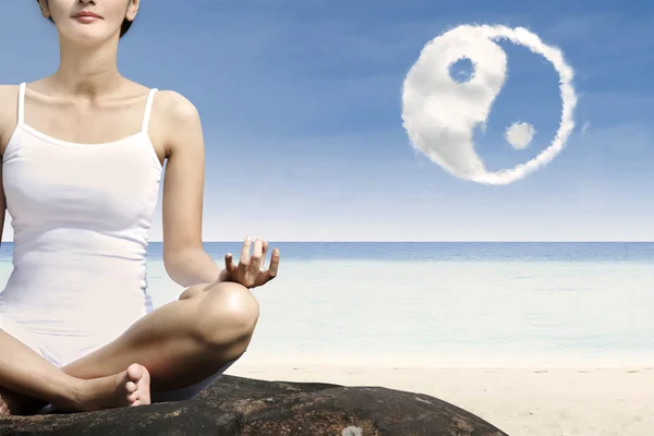 Frau aus nächster Nähe übt Yoga am Strand — Stockfoto