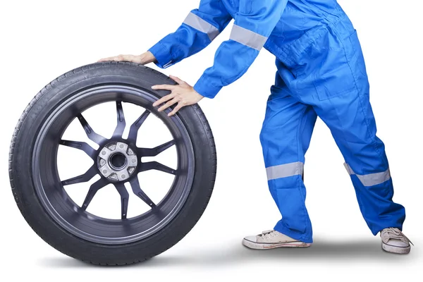Nahaufnahme eines Mechanikers, der Reifen hält — Stockfoto