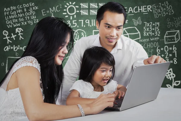 Familia divirtiéndose mientras estudia —  Fotos de Stock