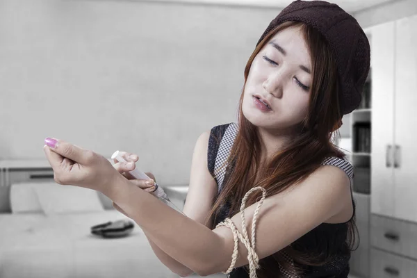 Drug addict teenage girl with syringe — Stock Photo, Image