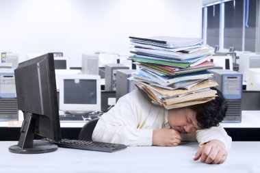 Şişman adam kafasına belgelerle