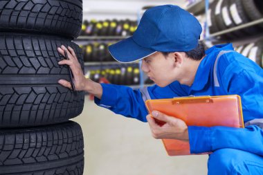 Lastikler incelenmesi makinist kişi