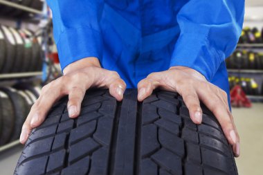 Mekanik bir lastik araç dükkanda holding