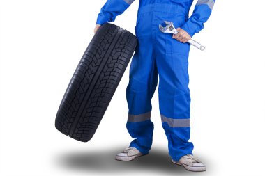 Bir lastik ve anahtarı taşıyan makinist