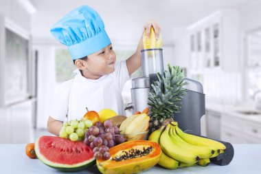 küçük boy meyve suyu yapıyor