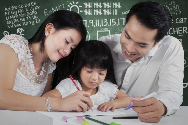 Familia feliz escribiendo en el libro — Foto de Stock