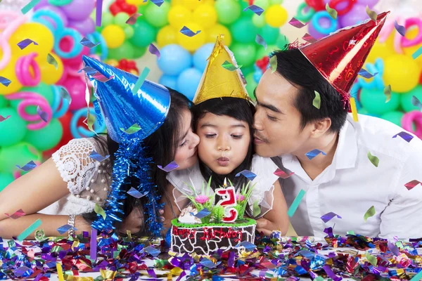 Famiglia felice che soffia una candela di compleanno — Foto Stock