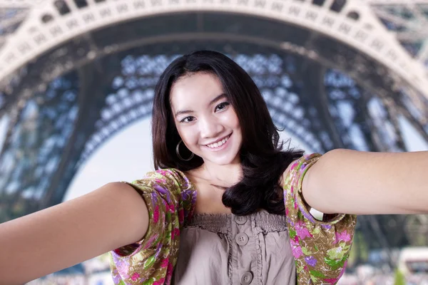 Schöne Teenagerin am Eiffelturm — Stockfoto