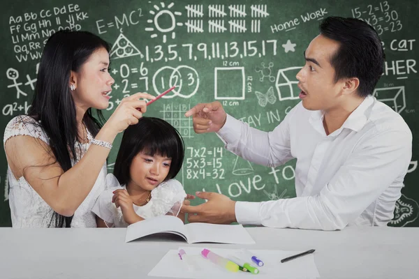 Petite fille avec deux parents se disputant — Photo