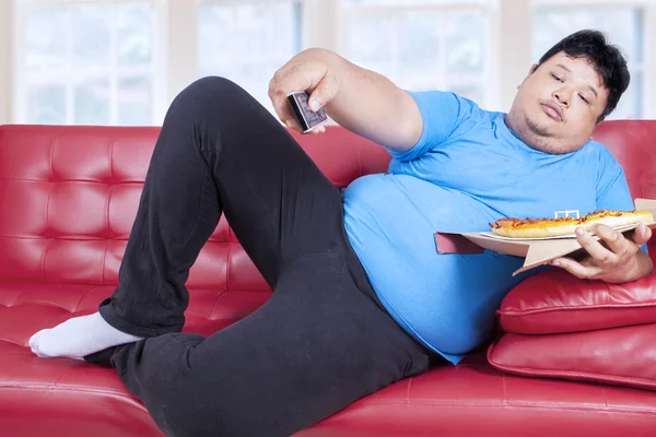 Overgewicht man eet pizza 3 — Stockfoto