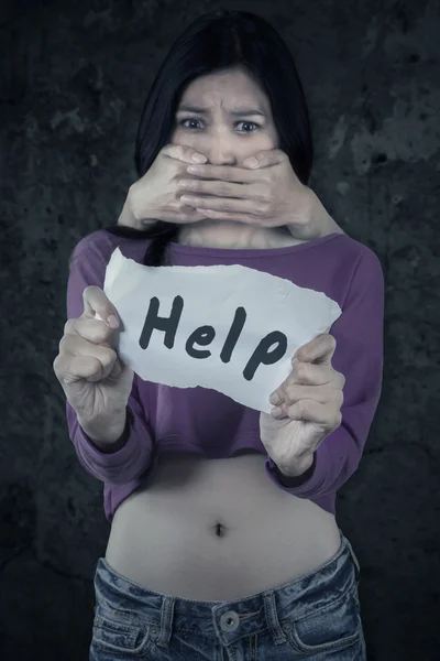 Scared girl with hands covering her mouth — Stock Photo, Image