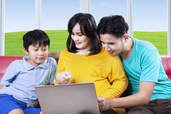 Pregnant woman with son and husband — Stock Photo, Image