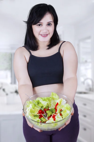 Mãe grávida segurando salada — Fotografia de Stock