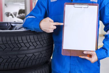 Teknisyen gösteren boş kağıt