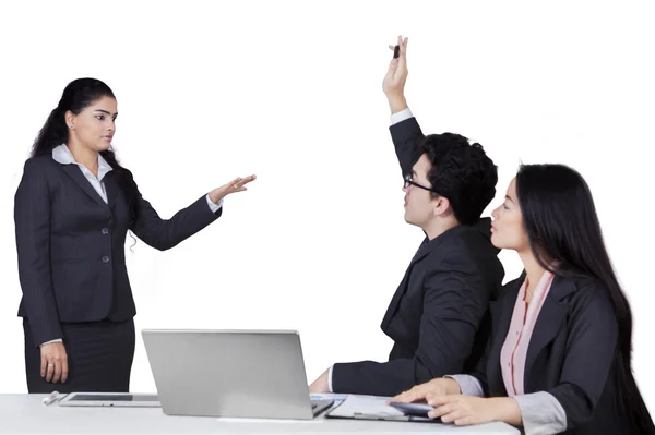 Team leader lead a meeting in office — Stock Photo, Image