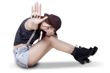 Genç kız gösteren Yardım metni depresif