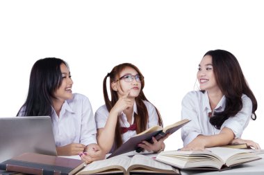 Grup heyecanlı öğrenci birlikte öğrenme