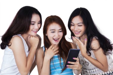 Grup kızların cep telefonu mesajı okuma