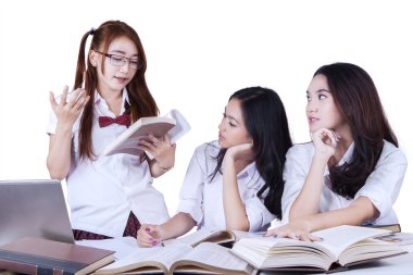 Lise öğrencisi öğretmek arkadaşları