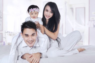 Neşeli aile yatak odasında oynarken