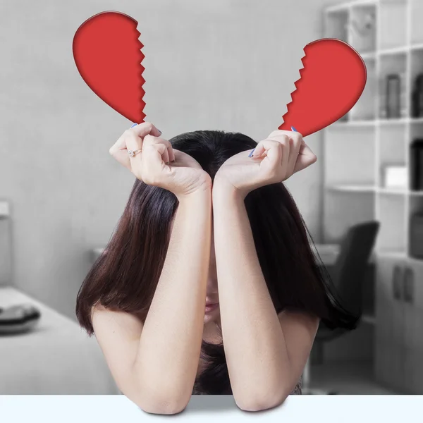 Cuore spezzato ragazza in camera da letto — Foto Stock