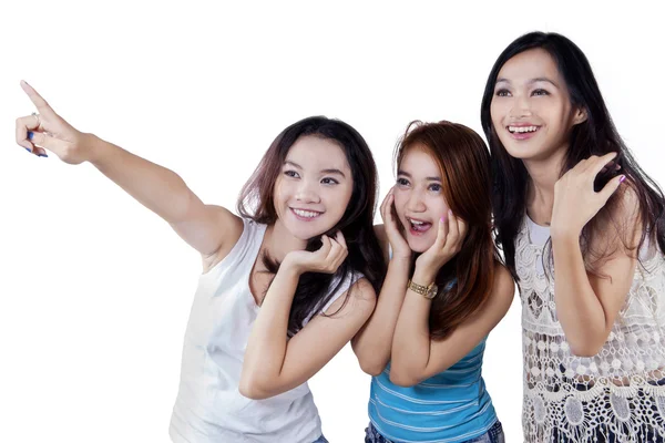 Cute teenage girls pointing copyspace — Stock Photo, Image