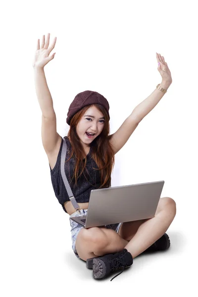 兴奋的黑发女孩与笔记本电脑在地板上 — 图库照片